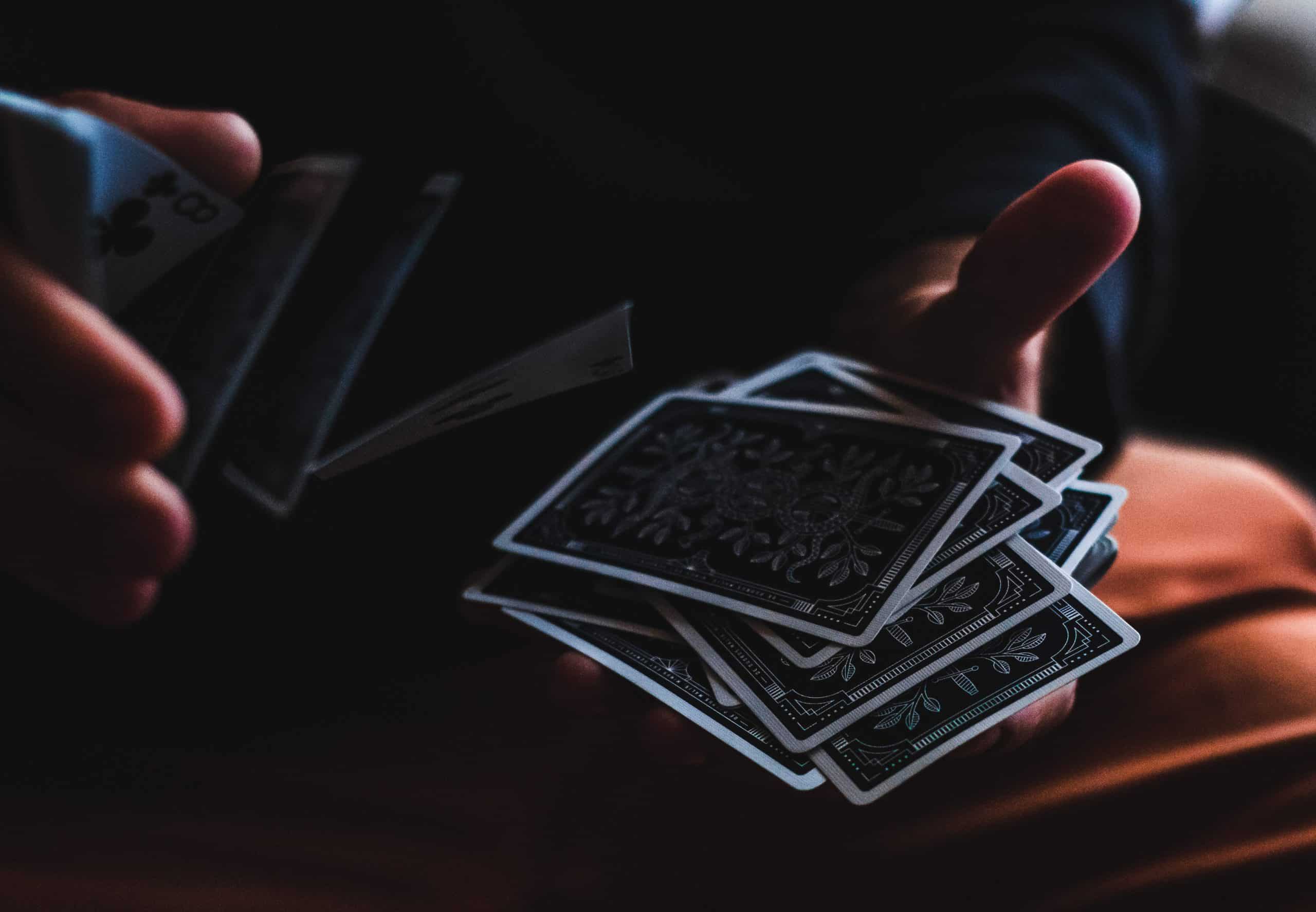La Cartomagie : L'Art Mystérieux de Manipuler les Cartes